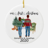 初めてのクリスマス カップル 茶色の髪 新婚夫婦 セラミックオーナメント (裏面)