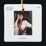 初めてのクリスマス 婚約した |タイプライターミニマルの写真 セラミックオーナメント<br><div class="desc">タイプライターのミニマルタイポグラフィとクリーンでグランジ的でミニマルな白い降雪フレームを備えたマネスタイリッシュリーブルーの休日のクリスマスツリーのセラミッシンプルクオーナメントを簡単にパーソナライズする。写真、名前、文字、カスタムクリスマスの年を追加。黒と白の色でクールすシンプル、洗練さコンテンポラリーれたクリスマスのデザインはモダン、任意の色と任意のフォントでカスタマイズ。愛する人に婚約を伝えスタイリッシュろ!初めてのクリスマス 婚約した | タイプライターミニマル婚約フォトセラミックオーナメント</div>