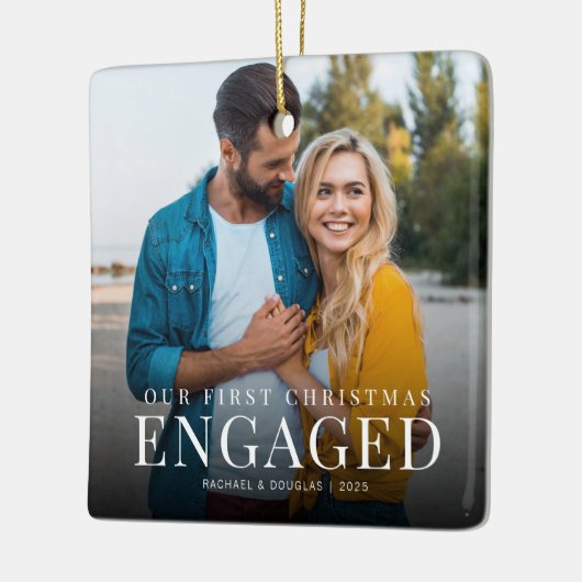 初めてのクリスマス 婚約した |ミニマル写真のカスタム セラミックオーナメント (左)