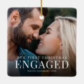 初めてのクリスマス 婚約した |ミニマル写真のカスタム セラミックオーナメント (裏面)