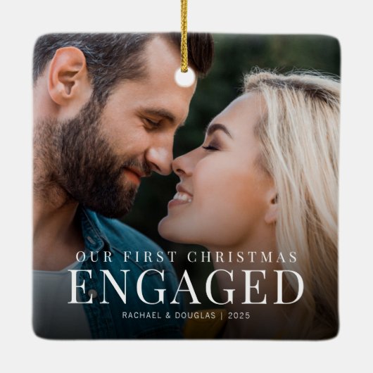 初めてのクリスマス 婚約した |ミニマル写真のカスタム セラミックオーナメント (裏面)