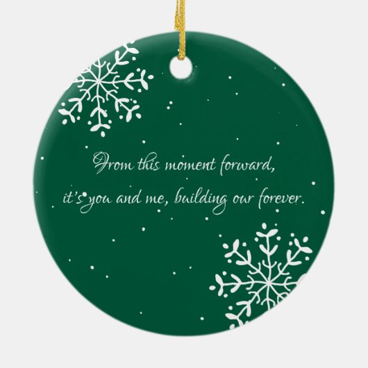 初めてのクリスマス 婚約した | 感傷的な写真 セラミックオーナメント (裏面)