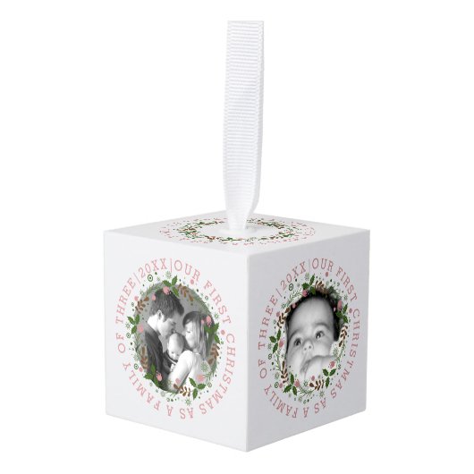 初めてのクリスマス、家族のリースほこりっぽいバラ写真 キューブオーナメント (正面アングル)