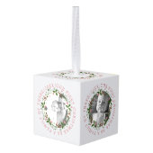 初めてのクリスマス、家族のリースほこりっぽいバラ写真 キューブオーナメント (裏面アングル)