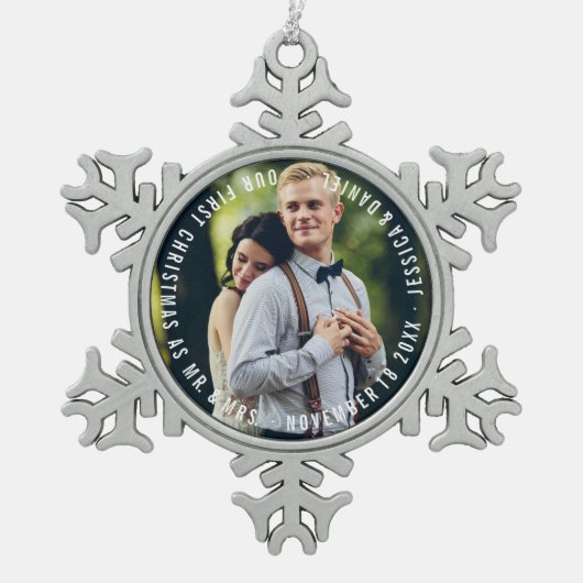 「初めてのクリスマス」新婚者の写真 スノーフレークピューターオーナメント (正面)