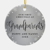 初めてのクリスマス – 祖父母シルバーフォトキープサケ セラミックオーナメント (正面)