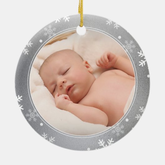 初めてのクリスマス – 祖父母シルバーフォトキープサケ セラミックオーナメント (裏面)