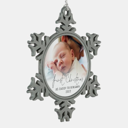 初めてのクリスマスAs Daddy Nameフォトオーバーレイ スノーフレークピューターオーナメント (左)