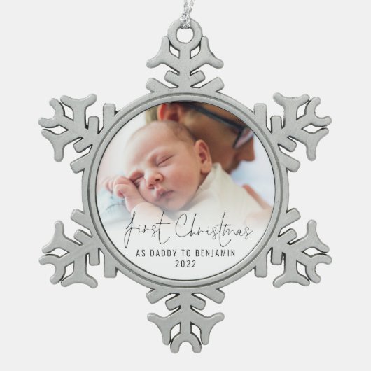 初めてのクリスマスAs Daddy Nameフォトオーバーレイ スノーフレークピューターオーナメント (正面)