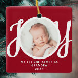 初めてのクリスマスAs Grandpa Photo Keepsake Red セラミックオーナメント<br><div class="desc">赤い背景の台本のタイポグラフィに飾は「JOY」という言葉が付いたオーナメントでするこスタイリッシュの記念写真「初めてのクリスマスAs Grandpa」の写真。簡単にカスタマイズ可能</div>