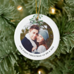 初めてのクリスマスMr.Mrs.Photo Mistletoe Cera セラミックオーナメント<br><div class="desc">この初めてのクリスマスミスター&ミセス・オーナメントは水飾色のミステレトーを持つ。写真、名前、年で簡単にカスタマイズ。デザインツールを使用して、文字のサイズ、スタイル、色を変更する。我々は我々のアートワークを作成するので、あなたは他のデザイナーからの正確な画像を見つけることができない。オリジナル水彩©ミケーレ・デイヴィス。</div>