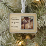 初めてのクリスマスMr. & Mrs. Vintageウェディングフォト シルバープレートフレームオーナメント<br><div class="desc">この写真とモダン初めてのクリスマスのオーナメントデザインは、右側に四角い写真を備え、クラシックセリフと新婚カップルの名前と側面の日付のスクリプトの文字を備えてい離れる。古いヴィンテージの背景を削除し、任意の色に変更できる。設計/オリジナルのアートワークby fat*fa*tin.簡単独自の文字メッセージ、名前、年、写真、画像でパーソナライズする。編集デザインのページで編集できる機能の詳細については、 www.zazzle.com/fat_fa_tin www.zazzle.com/color_therapy www.zazzle.com/fatfatin_blue_knot www.zazzle.com/fatfatin_red_knot www.zazzle.com/fatfatin_mini_me www.zazzle.com/fatfatin_box www.zazzle.com/fatfatin_design www.zazzle.com/fatfatin_ink</div>