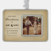 初めてのクリスマスMr. & Mrs. Vintageウェディングフォト シルバープレートフレームオーナメント (正面)