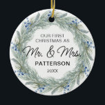 初めてのクリスマスMr & Mrs. Winterフローラ写真名 セラミックオーナメント<br><div class="desc">このモダンデザインは前面にエレガント文字を取り付けパーソナライズされた、背面に写真を取り付けお気に入りのた水色フローラリースを備えている。ミスターとミセスの初めてのクリスマスに最適#christmas #holidays #christmasgifts #christmasdecor #christmasornaments #newlywed #married #1stchristmas #firstchristmas #mrandmrs #holidaydecor hador kr hador kr thwr khwr thwr thwj thwj氏</div>