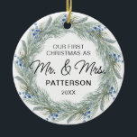 初めてのクリスマスMr & Mrs. Winterフローラ写真名 セラミックオーナメント<br><div class="desc">このモダンデザインは前面にエレガント文字を取り付けパーソナライズされた、背面に写真を取り付けお気に入りのた水色フローラリースを備えている。ミスターとミセスの初めてのクリスマスに最適#christmas #holidays #christmasgifts #christmasdecor #christmasornaments #newlywed #married #1stchristmas #firstchristmas #mrandmrs #holidaydecor hador kr hador kr thwr khwr thwr thwj thwj氏</div>