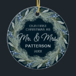 初めてのクリスマスMr & Mrs. Winterフローラ写真名 セラミックオーナメント<br><div class="desc">このモダンデザインは前面にエレガント文字を取り付けパーソナライズされた、背面に写真を取り付けお気に入りのた水色フローラリースを備えている。ミスターとミセスの初めてのクリスマスに最適#christmas #holidays #christmasgifts #christmasdecor #christmasornaments #newlywed #married #1stchristmas #firstchristmas #mrandmrs #holidaydecor hador kr hador kr thwr khwr thwr thwj thwj氏</div>