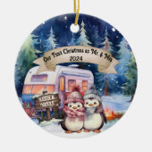 初めてのクリスマスRVキャンピングカップル新婚 セラミックオーナメント (正面)