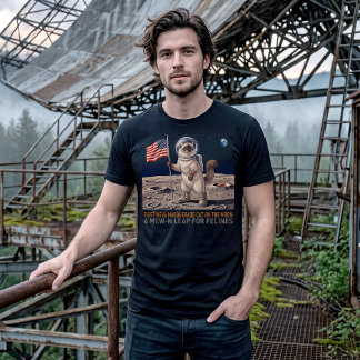 初めてのネヴァマスカレード猫の月面着陸 レトロ宇宙デザイン Tシャツ
