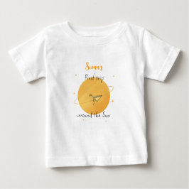 初めての太陽の周りを飛ぶ紙飛行機 誕生日 ベビーTシャツ