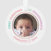 初めての祖父母としてのクリスマス 2枚の写真 モダン オーナメント (裏面)