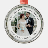 初めての結婚後のクリスマス写真モダンな記念品 メタルオーナメント (正面)