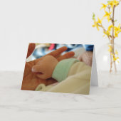 初めてパパが手を持つベビーの挨拶状 カード (黄色い花)