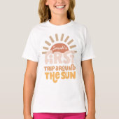 初めまして太陽の周りを一周 1歳の誕生日 Tシャツ (正面)