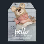 初めまして | 男のモダン子ベビー誕生発表 案内状<br><div class="desc">シンプル男のモダン子の写真ベビー誕生発表。Elke Clarke ©その他の色やスタイルはwww.zazzle.com/monogramgalleryの当店にて入手可能。"hello"フォトオーバーレイデザインと白いスクリプト。背面の灰色の斑点パターン。白で表示されるが、背景色を編集して変更できる。</div>