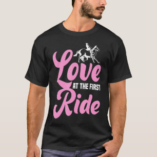 初乗りで恋に落ちる レース場 馬 競馬 デビュー戦 Tシャツ