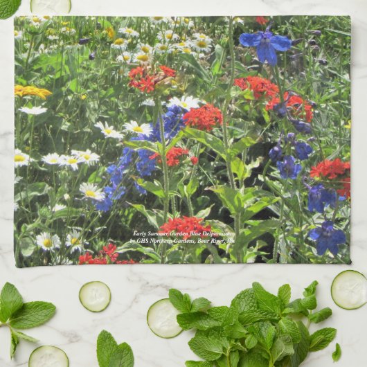 初夏の庭の青いヒエンソウの台所タオル キッチンタオル (折り畳み)