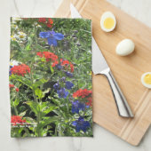 初夏の庭の青いヒエンソウの台所タオル キッチンタオル (四つ折り)