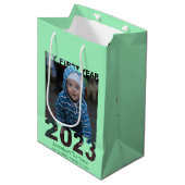 初年度2023年の切り出しモダンベビーフォトグリーン ミディアムペーパーバッグ (正面アングル)