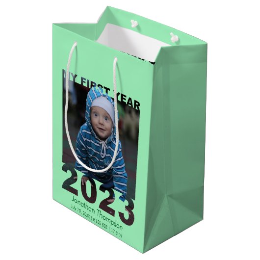 初年度2023年の切り出しモダンベビーフォトグリーン ミディアムペーパーバッグ (裏面アングル)