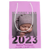 初年度2023年切り出しモダンベビーフォトピンク ミディアムペーパーバッグ (正面)