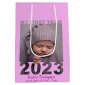 初年度2023年切り出しモダンベビーフォトピンク ミディアムペーパーバッグ (裏面)