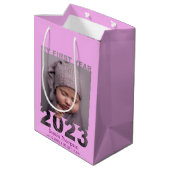 初年度2023年切り出しモダンベビーフォトピンク ミディアムペーパーバッグ (裏面アングル)