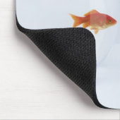 別々の魚鉢の金魚facに顔を見る マウスパッド (コーナー)
