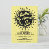 別のトリップザのまわりにサンイエローレトロ誕生日 招待状 (スタンド正面)