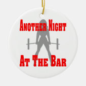 別の夜、バーの女性の重量挙げ セラミックオーナメント (正面)