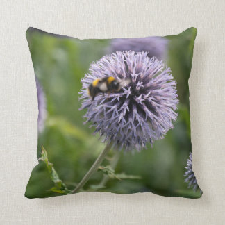 別の忙しく小さい生き物が付いている枕 クッション