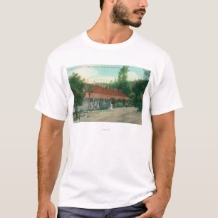 別館およびホテルの地面の外観 Tシャツ