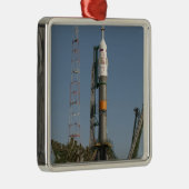 到着直後にソユーズのロケット メタルオーナメント (右)