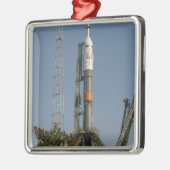 到着直後にソユーズのロケット メタルオーナメント (左)