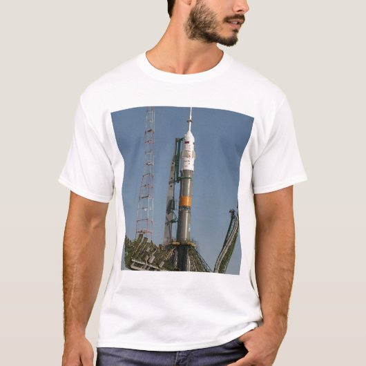 到着直後にソユーズのロケット Tシャツ (正面)