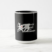 制御不能な精神は強くなる - ブラックコーヒーマグ マグカップ (中央)