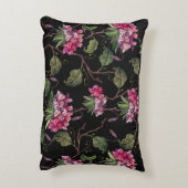 刺しゅうゼラニウムの花の継ぎ目のない模様 アクセントクッション (裏面(縦))