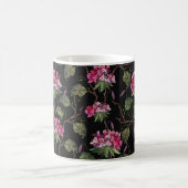 刺しゅうゼラニウムの花の継ぎ目のない模様 コーヒーマグカップ (中央)