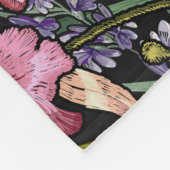 刺しゅうヒトスカルとピンクランの花のパット フリースブランケット (角)