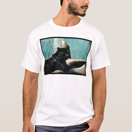 刺すような目を持つヒョウ Tシャツ (正面)