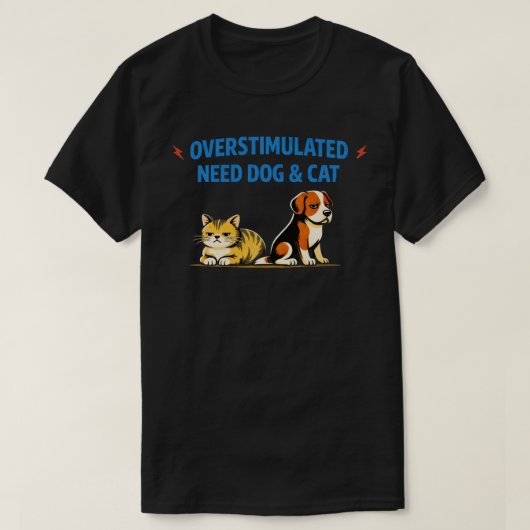 刺激されすぎ！犬と猫が必要 | ユニークな内向型ペット愛好家 Tシャツ (デザイン正面)